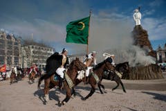 Zünfter reiten um den Böögg. (Bild: Urs Jaudas)