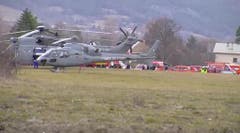 Auch Armeehelikopter kommen bei der Suche nach den Absturzopfern zum Einsatz. (Bild: Keystone)