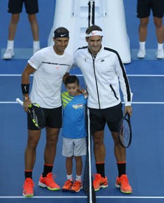 epa05758305 Rafael Nadal of Spain (L) and Roger Federer of Switzerland (R) pose with a ball boy at the beginning of their Men's Singles Final match at the Australian Open Grand Slam tennis tournament in Melbourne, Victoria, Australia, 29 January 2017. EPA/Lynn Bo Bo (Bild: Keystone)