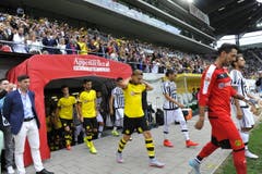 Dann geht's los. Die Mannschaften laufen ins Stadion ein. (Bild: Ralph Ribi)