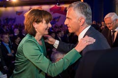 Und auch Ruth Metzler begrüsst Bundespräsident Didier Burkhalter. (Bild: Urs Bucher)