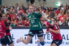 Ab in die Höhe: Kerstin Kündig erzielt ein Tor für die St.Gallerinnen. (Bild: Keystone)
