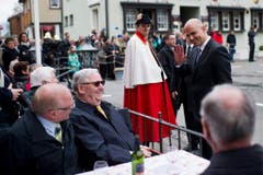 Bundesrat Alain Berset (stehend) grüsst die Besucher an der Landsgemeinde. (Bild: Keystone)