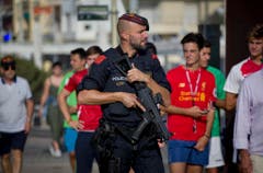 Ein bewaffneter Polizist auf den Strassen des Ortes Cambrils. (Bild: EMILIO MORENATTI (AP))