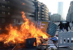 Demonstranten wollen die Eröffnungsfeier der EZB in Frankfurt verhindern. (Bild: Keystone)