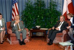 Der US-Präsident Bill Clinton und Otto Stich unterhalten sich am 16. Januar 1994 in Genf. (Bild: Keystone)