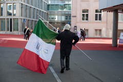 Mit der Fahne unterwegs: Ein Demonstrant nahe des italienischen Konsulats. (Bild: Luca Linder)
