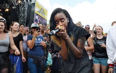 Angel Haze performt inmitten von Fans. (Bild: Nana do Carmo)