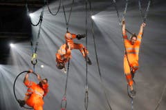 Die Tänzer trugen Arbeitskleidung und turnten in die Höhe. (Bild: Keystone)