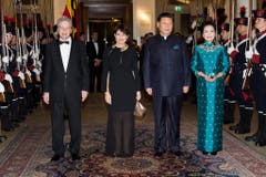 ...Bundespräsidentin Doris Leuthard mit Ehemann Roland Hausin nochmals im Bild mit Chinas Staatspräsident Xi Jinping und seine Frau Peng Liyuan. (Bild: Keystone)