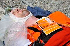 Ein Figurant wartet auf Hilfe. (Bild: Donato Caspari)