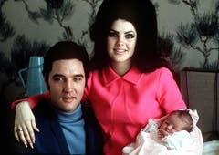 Elvis als Familienvater: Mit Ehefrau Priscilla und Tochter Lisa Marie (5. Februar 1968). (Bild: Keystone)