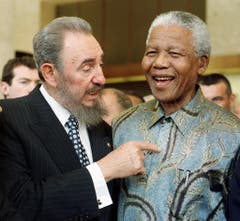 Staatschefs unter sich: Der kubanische Präsident Fidel Castro und Nelson Mandela (1998).) (Bild: Keystone)