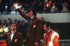 Zeitgemässe Frisuren: Das Siegerpodest der Herren-Abfahrt mit Bernhard Russi (mitte) und Roland Collombin (links). Bronze geht an Heinrich Messner aus Österreich.