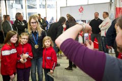Alle wollen ein Bild mit der Goldmedaillengewinnerin aus Gossau. (Bild: Urs Bucher)