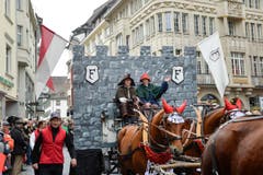 Auch eine Burg wurde an den Umzug gebracht. (Bild: Ralph Ribi)