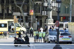 A van crashes into pedestrians in Barcelona (Bild: Keystone)