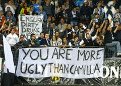 "Ihr seid hässlicher als Camilla": Mit dieser Anspielung auf die Herzdame von Prinz Charles greifen Fans von Juventus Turin die Anhänger aus Liverpool bei einem Match im Frühling 2005 an. (Bild: Keystone)
