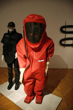 Chemikalienschutzanzug, Polyamid, gewebt, beidseitig mit Elastomer beschichtet. (Quelle: Textilmuseum) (Bild: Johannes Wey)