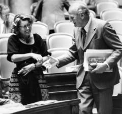 Lilian Uchtenhagen und Bundesrat Willi Ritschard begrüssen sich während der Herbstsession am 21. Oktober 1983 in Bern. Ritschard starb kurz darauf - Uchtenhagen wurde nicht als Nachfolgerin gewählt. (Bild: Keystone)