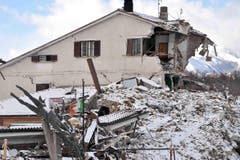 Schutt und eine stehen gebliebene Ruine. (Bild: EPA/Emiliano Grillotti)