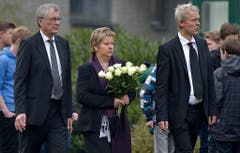 Bildungsministerin Sylvia Loehrmann aus Nordrheinwestfalen bringt weisse Rosen zum Gymnasium. (Bild: Keystone)
