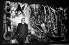 H.R. Giger vor seinem Werk "Environment". (Bild: Keystone)