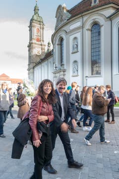 Paul Rechsteiner und Heidi Hanselmann auf dem Weg an die Siegesfeier. (Bild: Hanspeter Schiess)