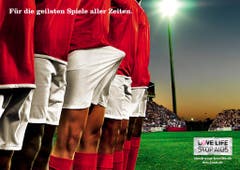 Vorderseite der deutschen Version einer von der Aids-Hilfe Schweiz produzierten Postkarte zur Euro 2008. Gut einen Monat vor dem Beginn der EURO 08 hat die Aids-Hilfe Schweiz fuenf Regeln fuer die Kunden von Prostituierten waehrend der Fussball-Europameisterschaft lanciert. Damit soll in Erinnerung gerufen werden, dass es auch beim Sex für Geld ein Fairplay brauche und ohne Kondome nichts laufe. Mit den fünf Regeln wird einerseits dazu aufgerufen, Höflichkeit und Respekt in jeder Situation zu bewahren und Hemmungen nicht mit Hilfe von Alkohol abzubauen. Auf der anderen Seite seien Freier aber auch angehalten, vereinbarte Preise zu bezahlen und auch andere Abmachungen nicht zu missachten. (Bild: Keystone)