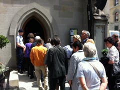 Kurz vor 13.30 Uhr betreten die ersten Trauergäste die Kirche. (Bild: Diana Bula)
