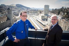Ralph Hurni, neuer Kommandant der Stadtpolizei St.Gallen im Màrz 2013 zusammen mit Nino Cozzio auf dem Rathausdach mit Blick über die Stadt St.Gallen. (Bild: Urs Bucher/Archiv)