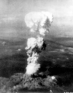 Der Atompilz von "Little Boy", der Bombe über Hiroshima, aufgenommen aus dem Begleitflugzeug der Enola Gay, das die Bombe abgeworfen hatte. (Bild: Keystone)