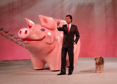 Kurt Felix und Hund Sheriff vor einem riesigen Sparschwein während einer Probe für die TV-Sendung «Supertreffer», aufgenommen 1987 in Flims. (Bild: Keystone)