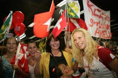 Linda Züblin posiert mit Fans am Flughafen Zürich. (Bild: SUSANN BASLER)