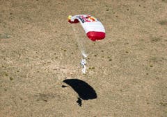 Der Schirm hat gehalten: Felix Baumgartner landet in der Wüste von New Mexico. (Bild: Keystone)