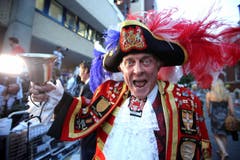 Der Stadtschreier Tony Appleton feiert vor dem St.Mary's Hospital in London die Ankunft des kleinen Prinzen. (Bild: Keystone)