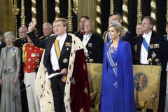 König Willem-Alexander streckt zur Vereidigung drei Finger in die Höhe. (Bild: Keystone)