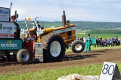Die Räder in die Luft: Tractor Pulling auf dem Iselisberg. (Bild: Nana do Carmo)
