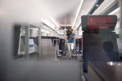 Die Maquette des Triebzugs "Giruno" von Stadler Rail in Bussnang. Der Hochgeschwindigkeitszug "Giruno" der SBB nimmt erste Formen an. Hersteller Stadler Rail hat zusammen mit der SBB ein 1:1 Holzmodell gebaut, um die verschiedenen Bereiche des neuen Zuges (Bild: Urs Bucher)