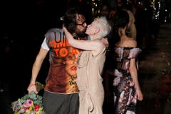 An der Fashion Week in Paris, am 7. März 2015, küsst Vivienne Westwood ihren österreichischen Ehemann Andreas Kronthaler. (Bild: Keystone)