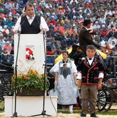Ernst Schläpfer, Obmann des Eidgenössischen Schwingerverbandes, beim Festakt. (Bild: Keystone)