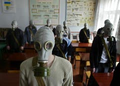 In Schulen nahe Tschernobyl werden noch heute Notfallübungen mit Gasmasken abgehalten. (Bild: Keystone)