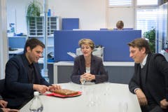 Und erlebte Appenzeller Gastfreundschaft: Bruno Eisenhut (links) schneidet einen Biber an für Bundesrätin Sommaruga. Rechts im Bild: Redaktionsleiter Patrik Kobler. (Bild: Ralph Ribi)