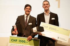 Patrick Küng (rechts) kam als Vertretung für seinen Bruder Stefan Küng - links von ihm der Zweitplatzierte bei der Einzelsportlerwahl, Orientierungsläufer Martin Hubmann. (Bild: Donato Caspari)