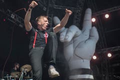 Kraftklub aus Deutschland gaben am Sonntag ebenfalls Vollgas. (Bild: Benjamin Manser)