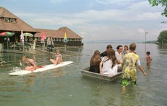 Hochwassersituation am Bodensee: Vor der Rorschacher Badhütte schipperte ein "Badhüttentaxi". (Bild: Archiv)