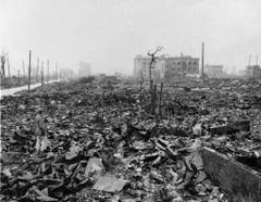 Nein, das sind keine Bäume, das sind geschmolzene Metallteile. Vor dem Abwurf galt Hiroshima als die am meisten industrialisierte Stadt Japans. (Bild: Keystone)
