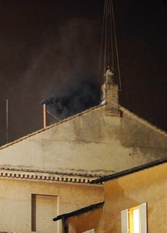 Der schwarze Rauch zeigt es an: Noch ist kein neuer Papst gewählt. (Bild: Keystone)