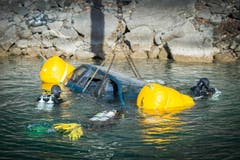 Polizeitaucher der Kantonspolizei St.Gallen während einer Einsatzübung am Walensee. Bei der Übung wird ein Kleinwagen versenkt und anschliessend geborgen (Bild: Urs Bucher)