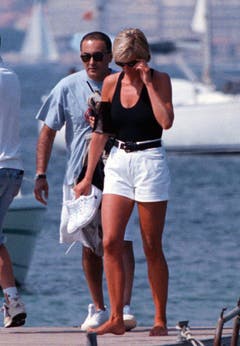Prinzessin Diana und Dodi Fayed bei einem Spaziergang in St Tropez. (Bild: Patrick Bar/AP (St. Tropez, 22. August 1997))